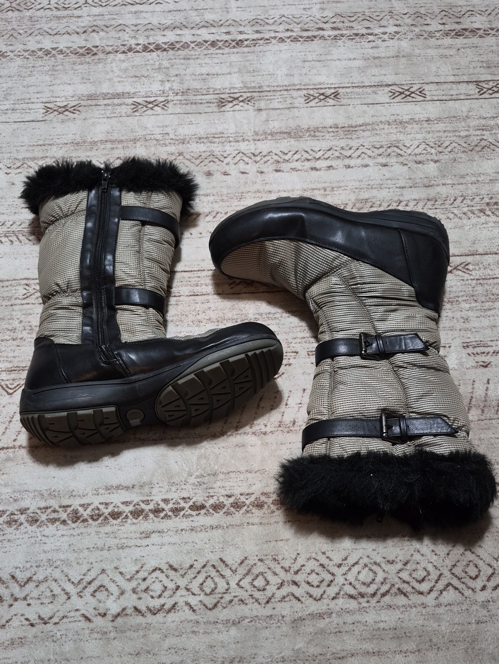 Wanderlust Women's Black and Taupe Fur-Trim Winter Boots